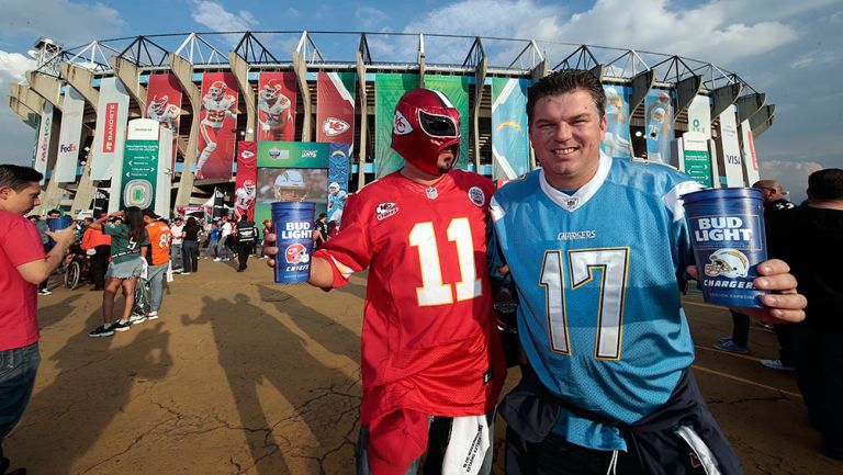 Aficionados de Chiefs y Chargers posan afuera del Coloso