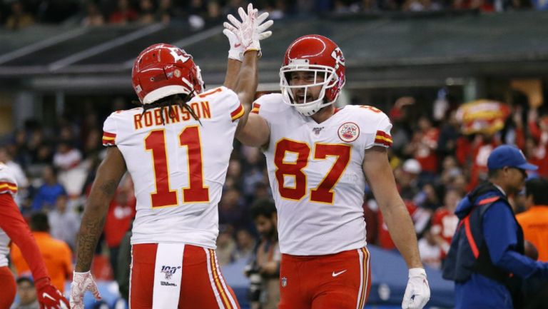 DeMarcus Robinson y Travis Kelce festejan un TD de los Chiefs