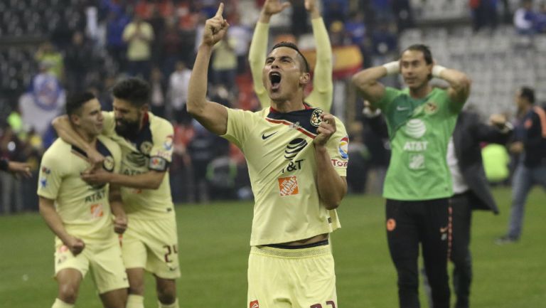 Paul Aguilar festejando con la playera del América