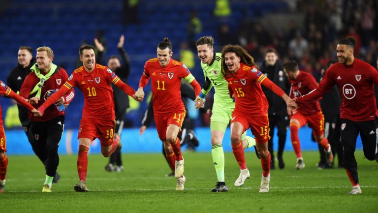 Jugadores de Gales celebrando la clasificación a la Euro 2020