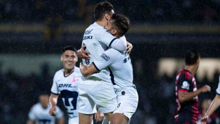 Jugadores de Pumas festejan uno de los goles 