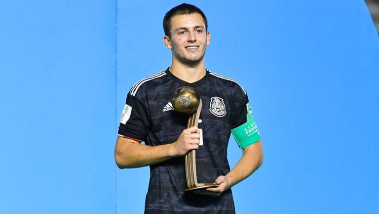 Pizzuto, con el trofeo que ganó en el Mundial Sub 17 Brasil 2019