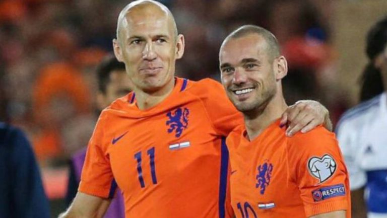 Sneijder con Robben en un juego con Holanda 