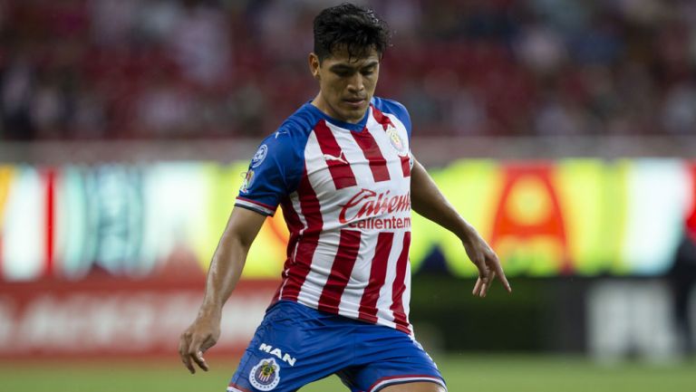 Jesús Sánchez durante un duelo con Chivas 