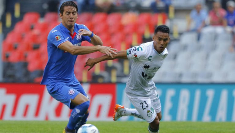 José Juan Vázquez en acción con Santos contra Cruz Azul