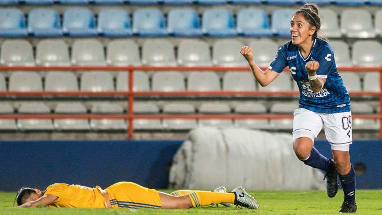 Lizbeth Ángeles celebra uno de sus goles contra Pachuca