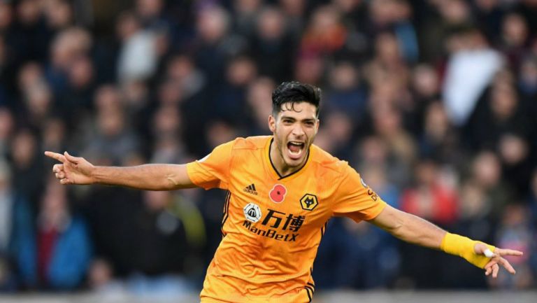 Raúl Jiménez festeja un gol con el Wolverhampton