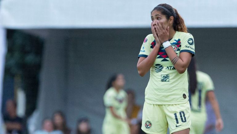 Daniela Espiniosa se lamenta en el partido contra Rayadas