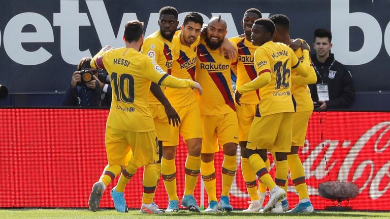 Jugadores del Barcelona celebran con Vidal su anotación 