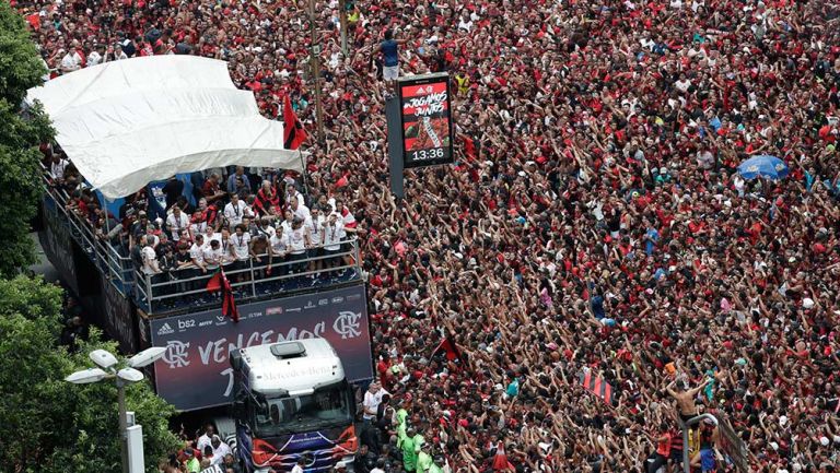 Miles de aficionados celebran con el Flamengo