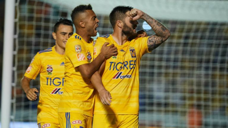 Gignac celebra con sus compañeros su gol ante Santos