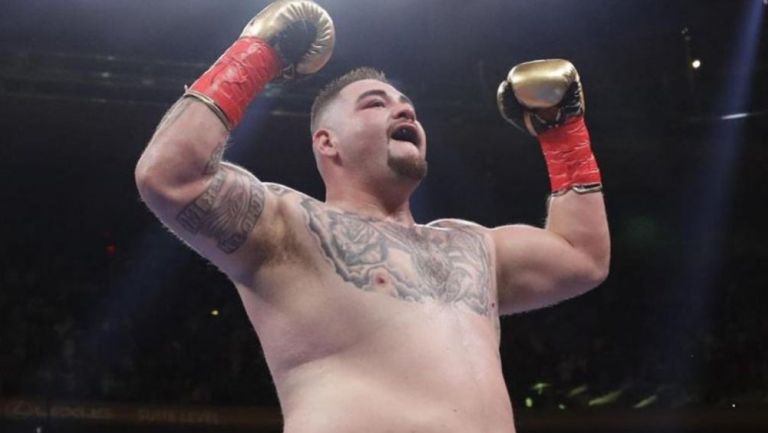 Andy Ruiz festeja tras vencer en junio a Anthony Joshua