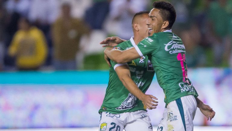 Jugadores de León festejan un gol
