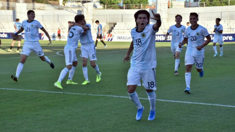 Luka Romero festeja un gol con la albiceleste Sub 15