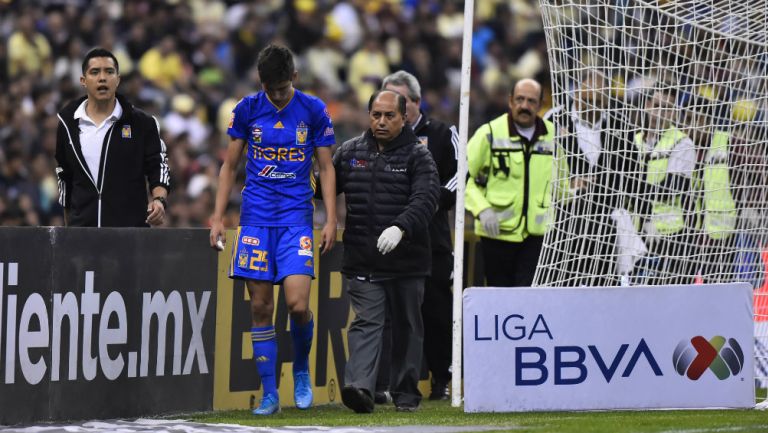 Jürgen Damm saliendo del campo en el partido entre América y Tigres