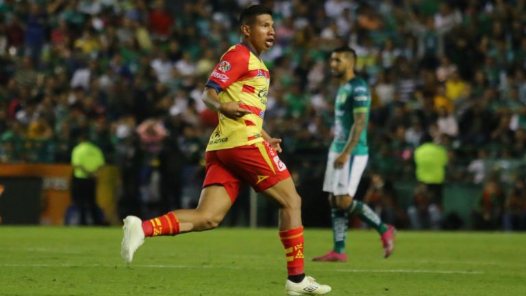 Edison Flores festeja su gol en la Vuelta ante León