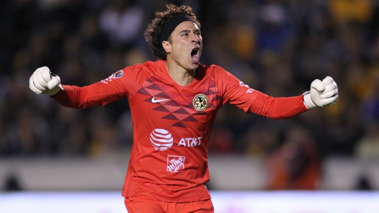 Guillermo Ochoa celebrando un gol del América