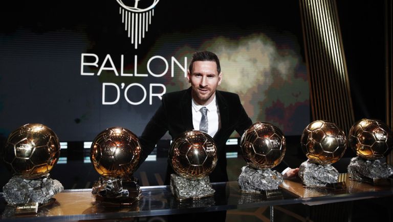 Messi posa junto a sus seis Balones de Oro 