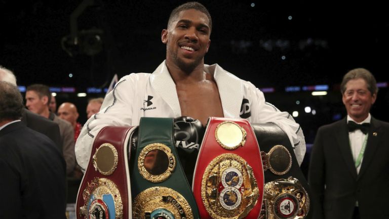 Anthony Joshua con cinturones de Peso Pesado