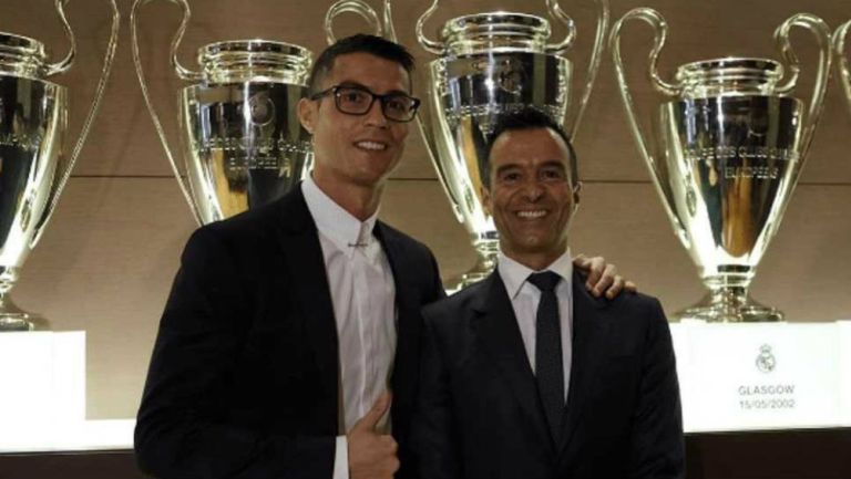 Cristiano Ronaldo y Jorge Mendes en el Santiago Bernabéu