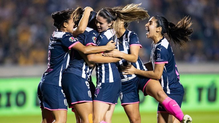 Jugadoras de Monterrey festejan un gol