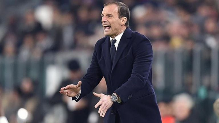 Massimiliano Allegri da indicaciones en un duelo en Serie A