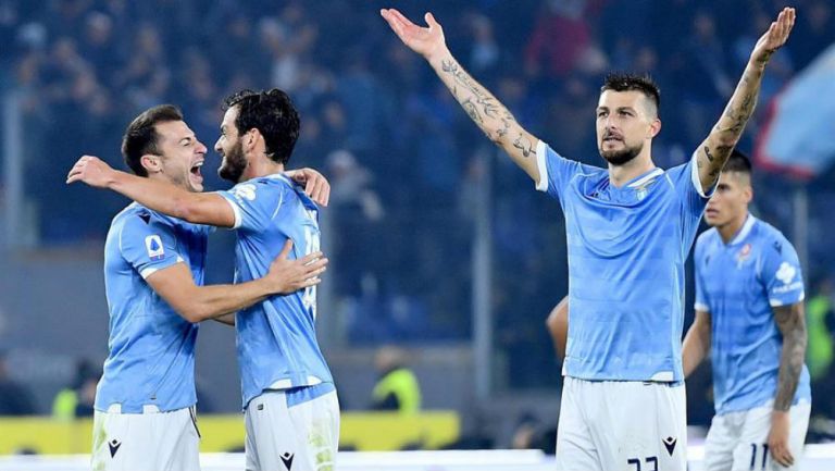 Jugadores de Lazio celebran triunfo sobre Juventus