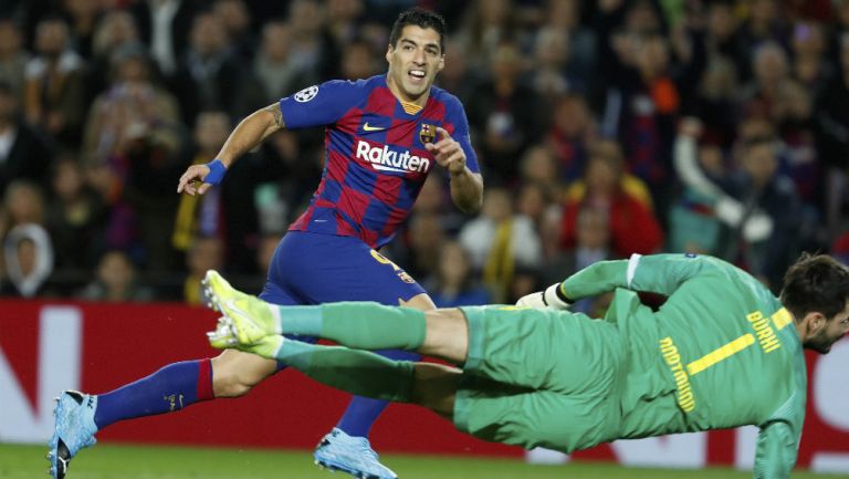 Luis Suárez definiendo ante el arquero