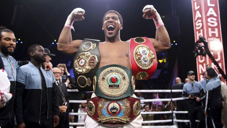 Anthony Joshua festeja con los cinturones tras vencer a Andy Ruiz