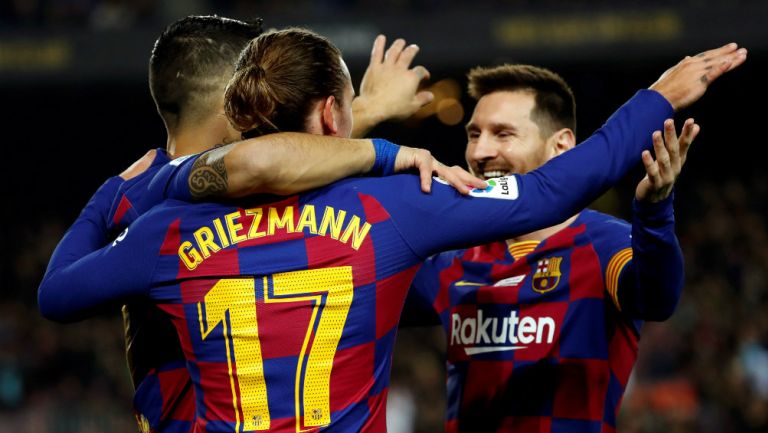 Antoine Grizmann celebra su gol con Lionel Messi y Luis Suárez