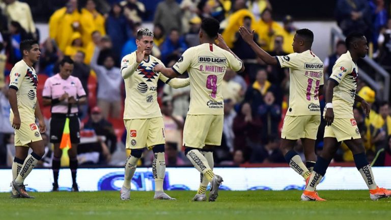 Jugadores del América festejan un gol en la cancha del Azteca