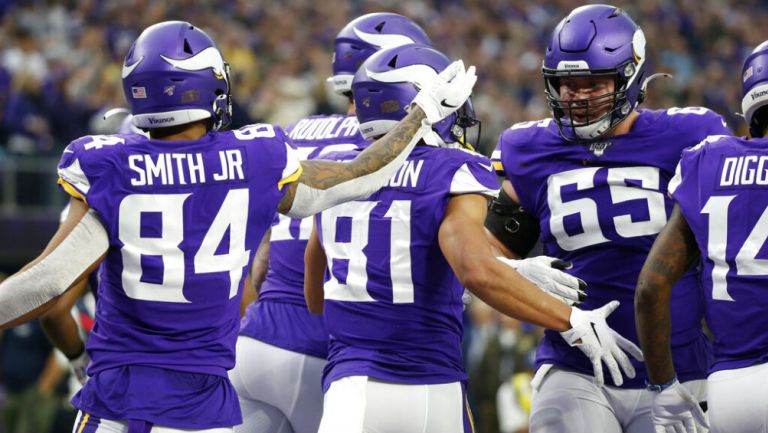 Jugadores de los Vikings festejan una jugada