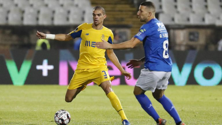 Pepe disputa el balón con André Sousa