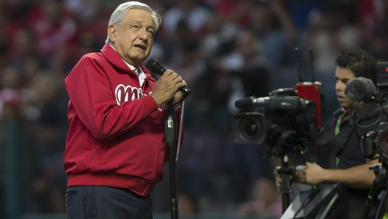 AMLO en un partido de los Diablos de México 