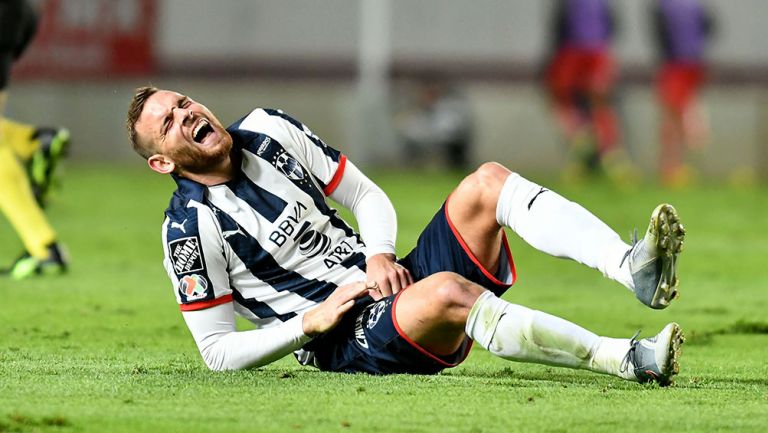 Vincent Janssen, con dolor en un partido de Rayados