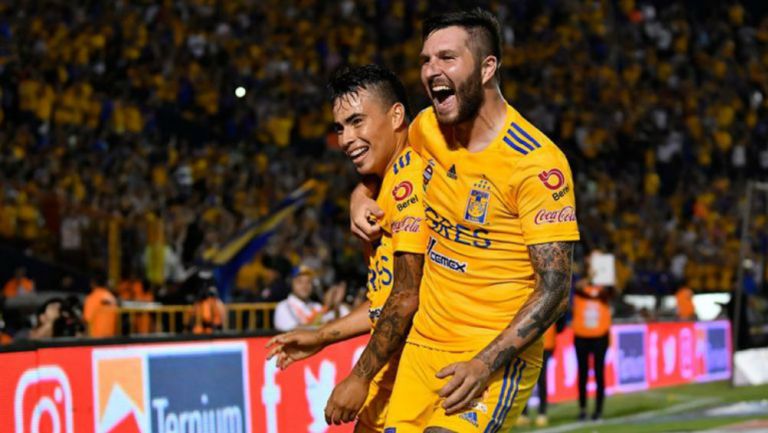 Gignac festeja uno de los goles junto a Lucas Zelarayán 