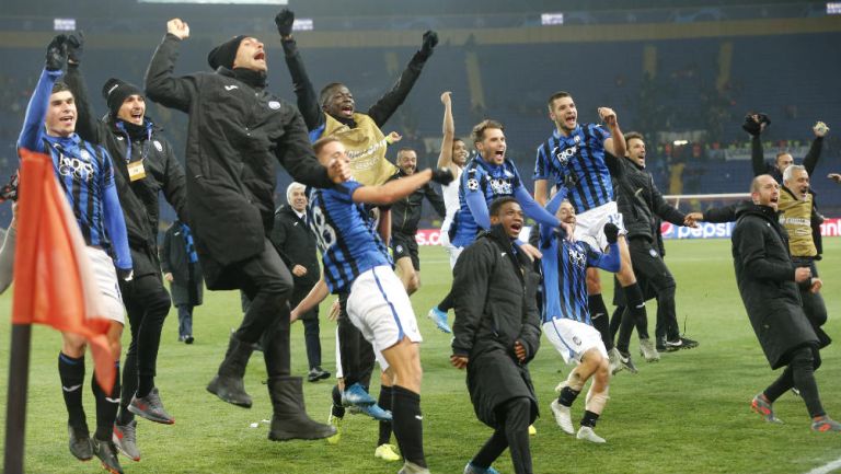 Jugadores del Atalanta celebran su pase a la siguiente ronda