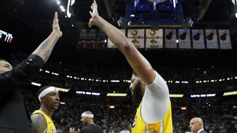 Jugadores de los Lakers festejan el triunfo