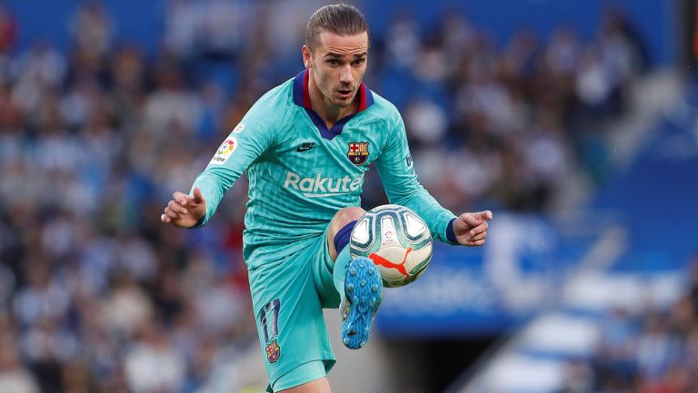 Antoine Griezmann durante un duelo con el Barcelona