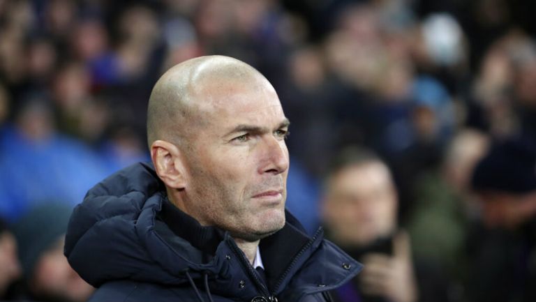 Zinedine Zidane observando el juego ante Valencia 