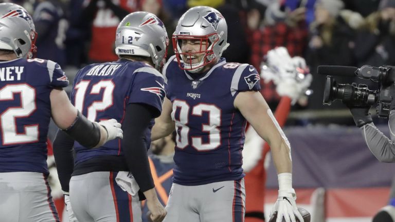 Tom Brady y Matt LaCosse festejan una anotación