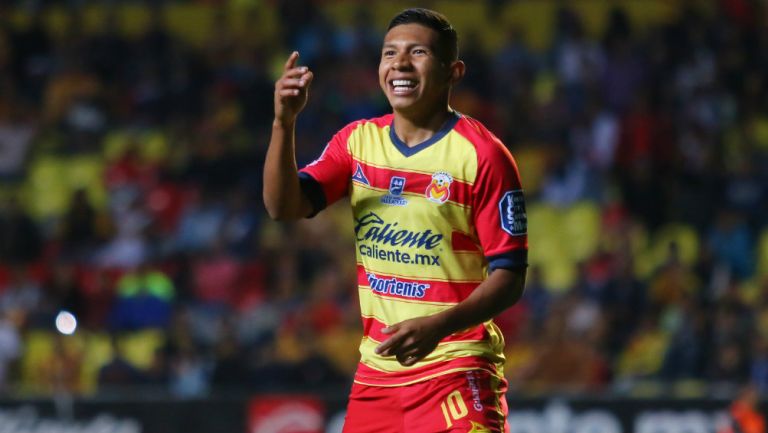 Edison Flores celebrando un gol con Morelia