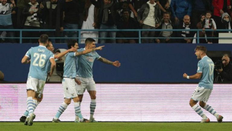 Jugadores del Lazio festejan gol contra Juventus