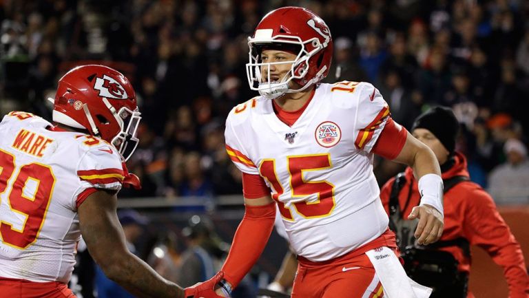  Patrick Mahomes festeja un touchdown con Spencer Ware