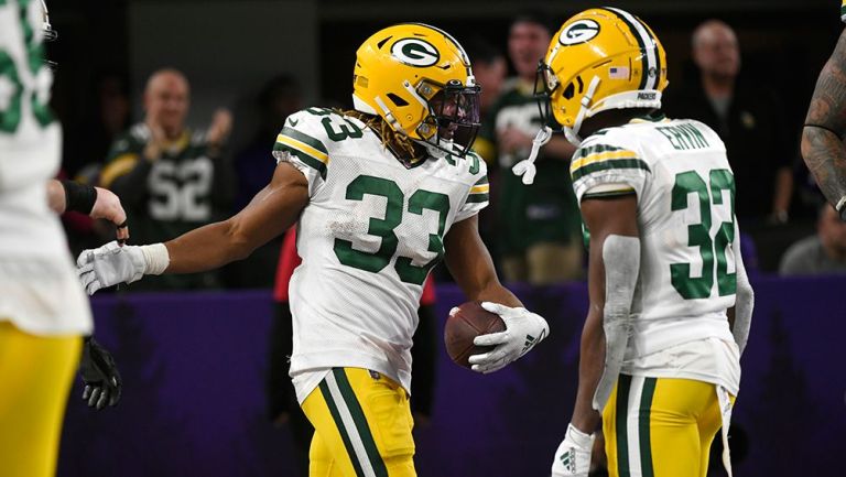 Aaron Jones (33) celebra con Tyler Ervin 