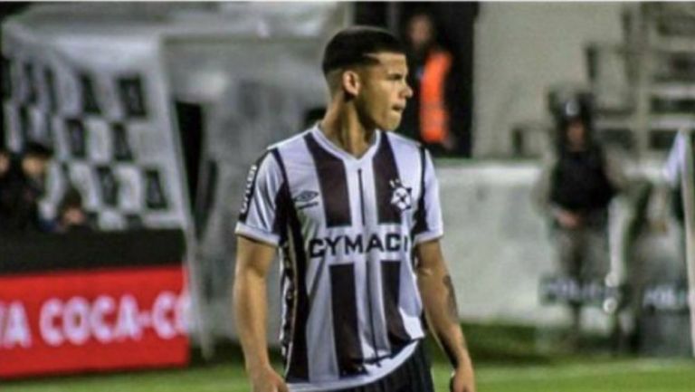 Maximiliano Araujo como jugador de Montevideo 