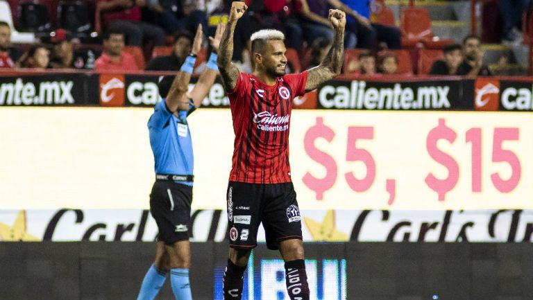 Julián Velázquez festeja una victoria con Xolos