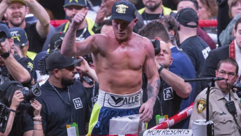 Canelo Álvarez celebra su triunfo ante Kovalev 