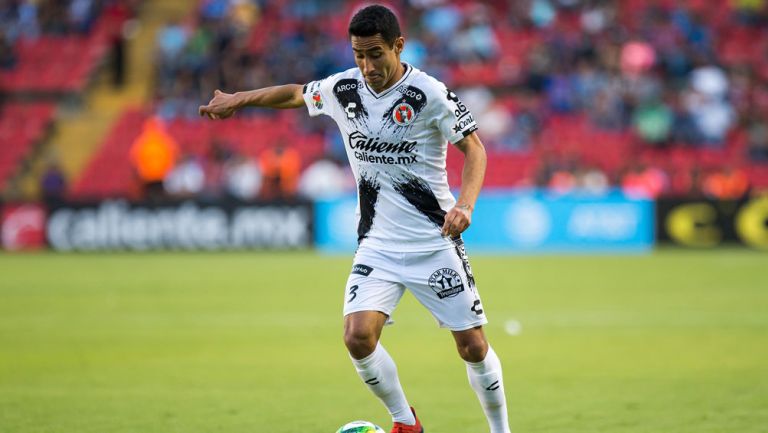 Luis Fuentes durante un duelo con Xolos 