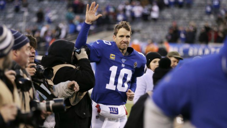 Eli Manning se despide de la tribuna al final de un juego de Giants